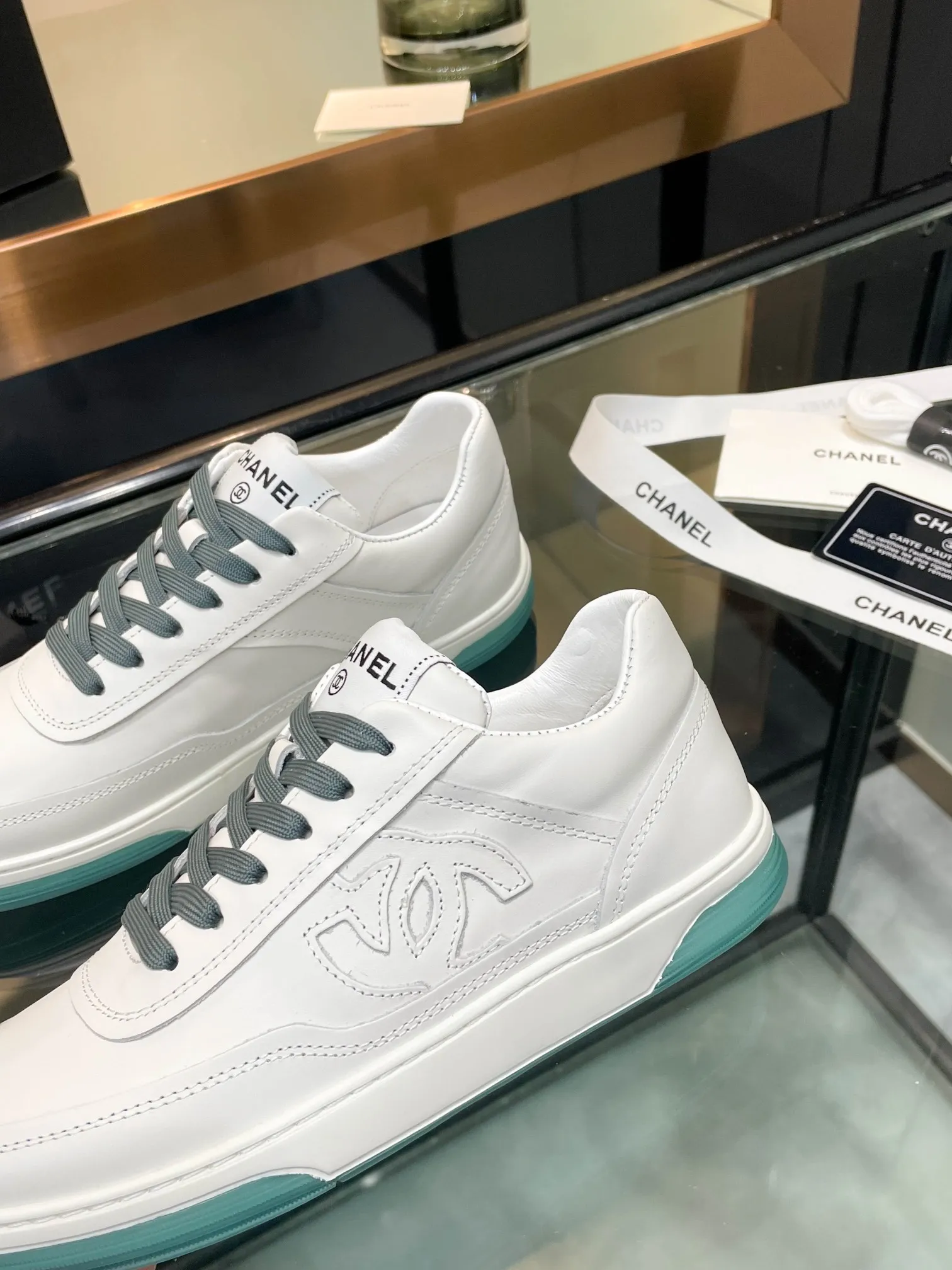 👟👟Ex-factory price 520👟👟Chanel Chanel 25SF latest model full leather panda color white shoes casual sports shoes skateboard shoes original purchase and development production Xiaoxiang C Home Another super popular item in the counter, loved by Internet celebrity bloggers and sisters, and various praises on social platforms. It is very popular, has a high texture, is breathable and super spring and summer. Seeing this issue always arouses the inner desire of girls for fashion. The latest suede material, classic black and white color, full of fashionable feeling on the feet, easy to care for. Fabric: Original customized imported cowhide material. Lining: Customized soft sheepskin lining. Sole: Original molded TPU non-slip outsole. Bottom thickness: 2.5CM. Size: Women's size 35-40 (custom-made sizes 40 are non-refundable)